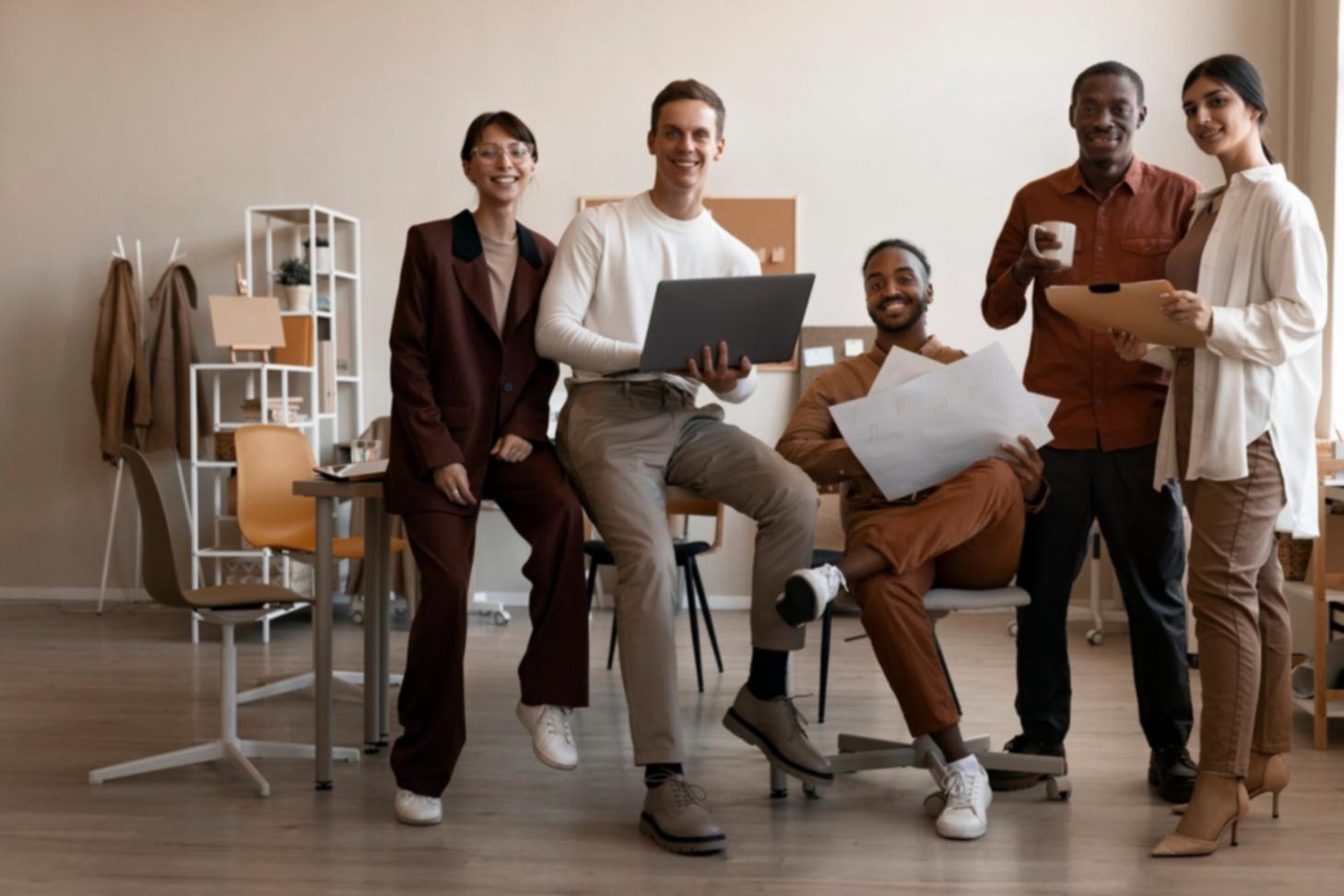 Espacio de trabajo moderno con análisis financiero y gráficos de mercado